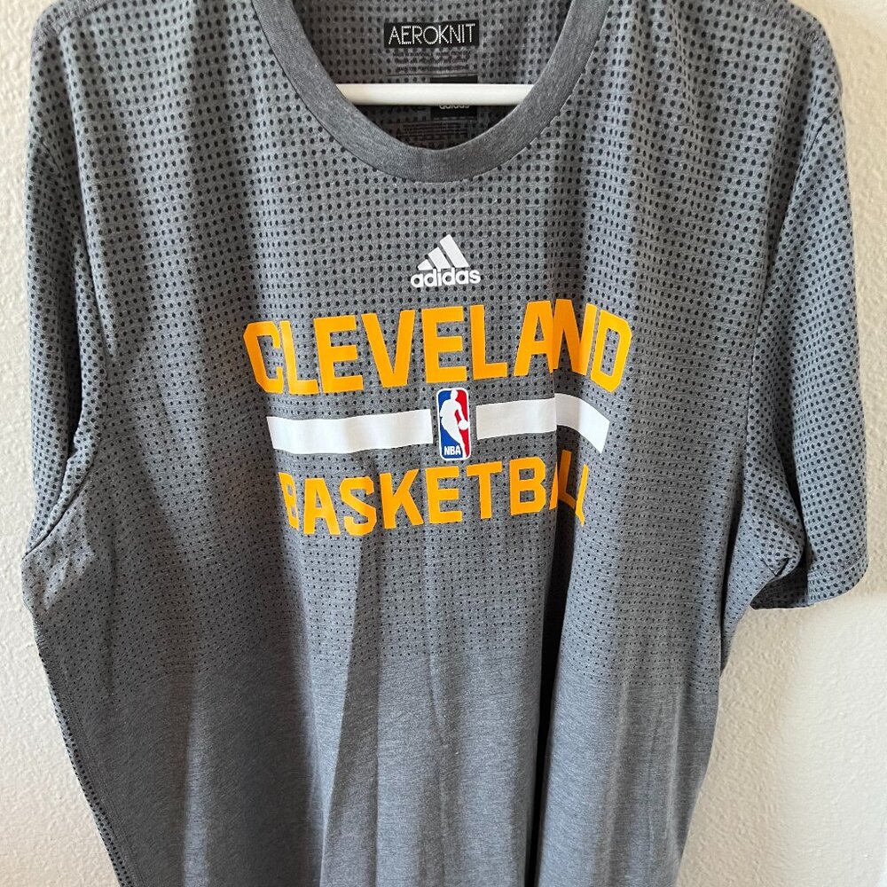 Men's T-Shirt Cleveland Basketball